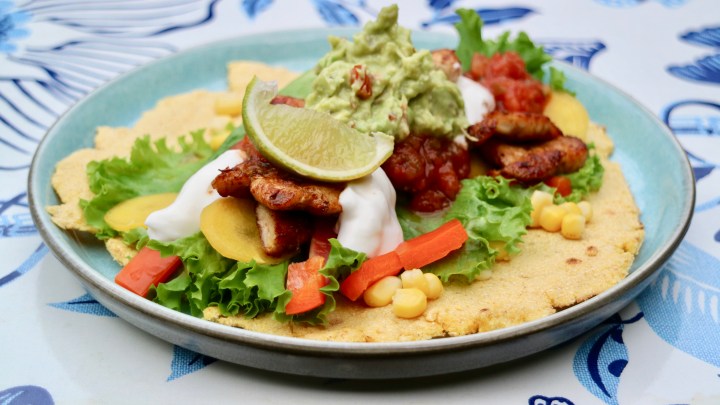 Corn tortillas with spicy chicken and guacamole