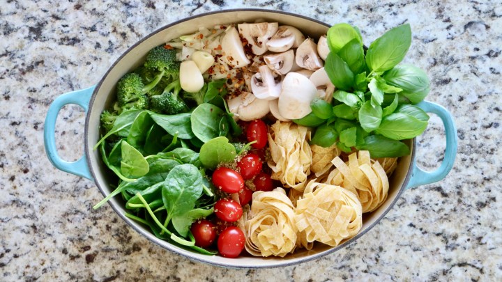 One pot pasta with mushrooms, tomatoes and mozzarella