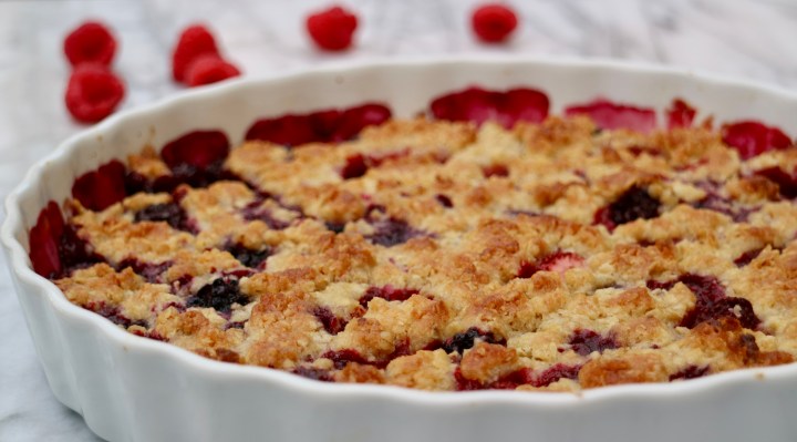 Crumble pie with summer berries (Smulpaj)