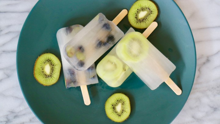 Ice lolly with coconut water, kiwi and blueberry