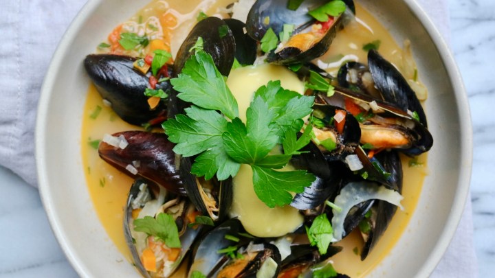 Mussels with garlic, white wine and aioli