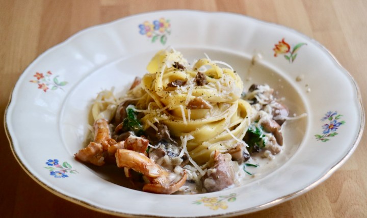 Tagliatelle with chanterelle, spinach and fresh truffle