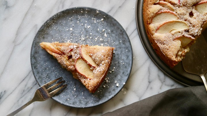 Apple cake with cinnamon