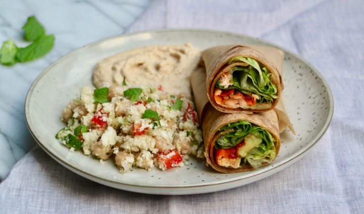 Salmon wraps with crispy smoked carrots, cauliflower salad and hummus