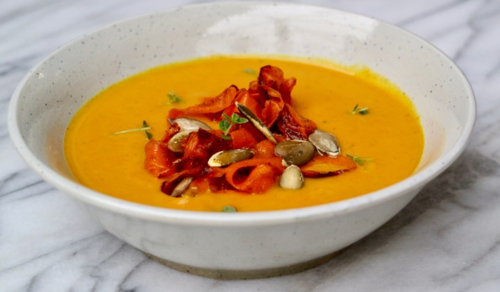 Pumpkin soup with curry, turmeric and roasted carrot slices