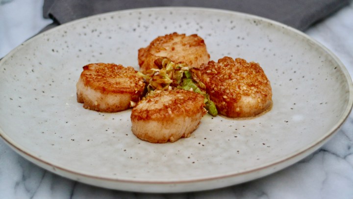 Sesame scallops with ginger and green onion