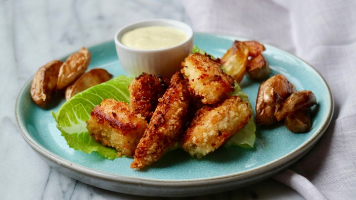 Chicken bites with potato wedges and curry dip