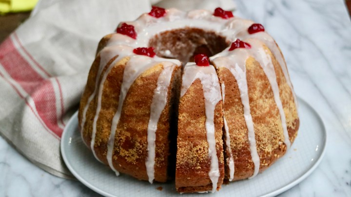 Gingerbread Bundt with lingonberries