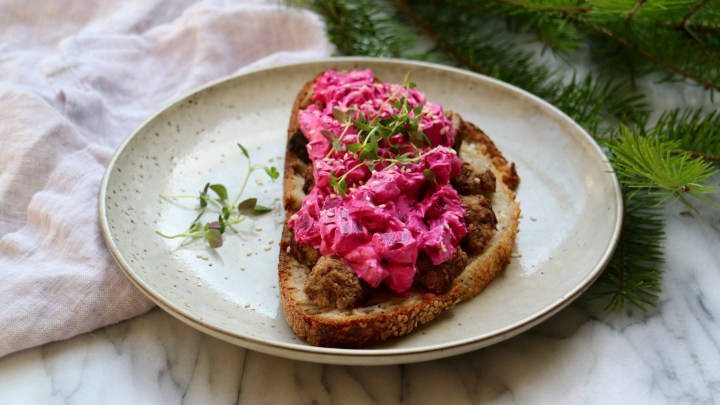 Meatball toast with beetroot salad (Rödbetssallad)