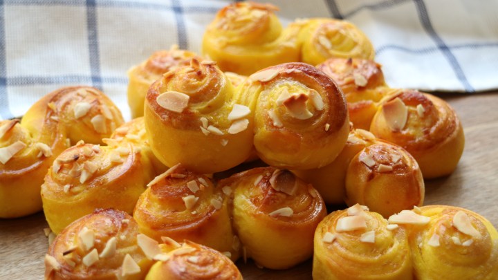 Saffron buns with marzipan