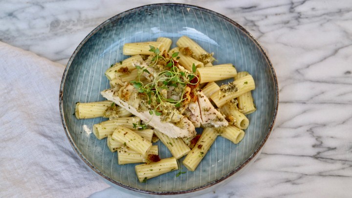 Pasta with chicken, pesto and thyme