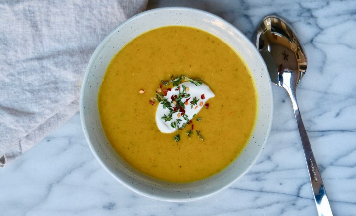 Lentil soup with curry, garlic and ginger