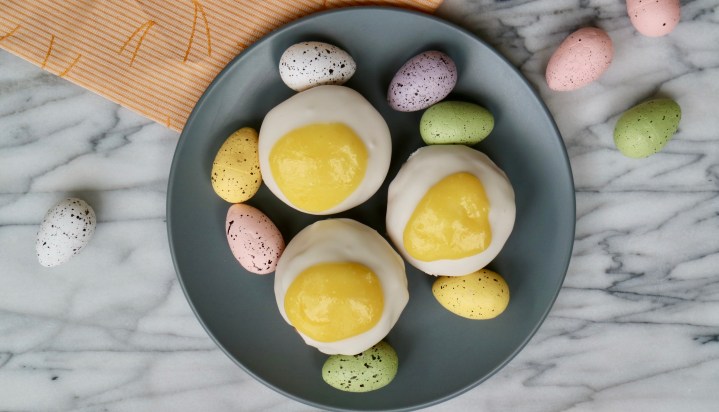 Lemon muffins filled with lemon curd