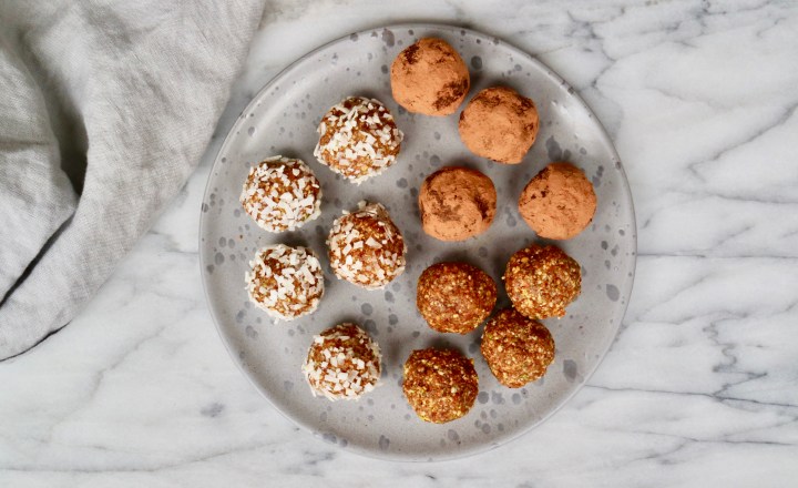 Energy bites with pistachio and cardamom