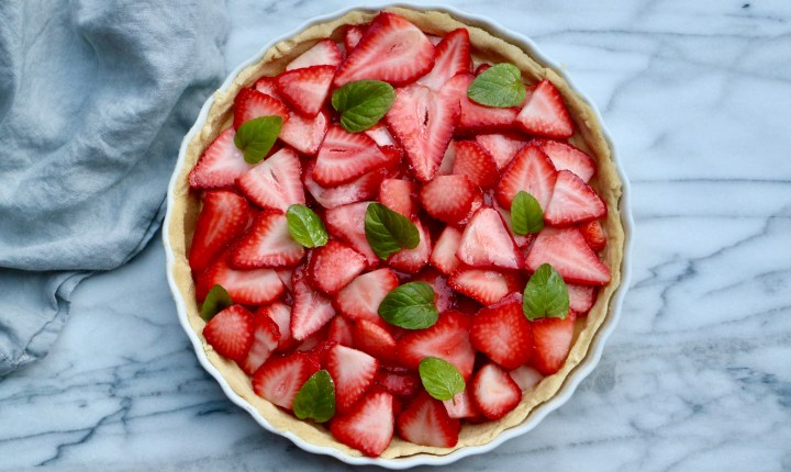 Strawberry cake with vanilla curd