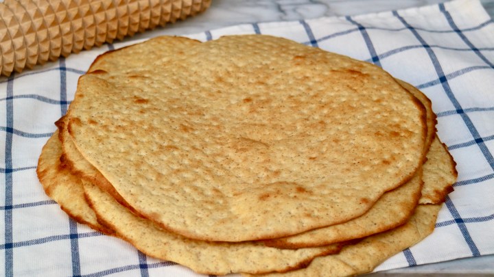 Swedish Flatbread (Hönökaka) with rye flour